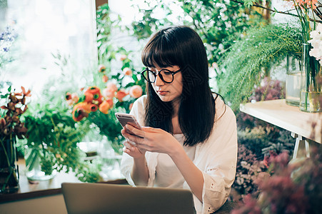 女孩便携电脑文稿空间花店的一名妇女图片