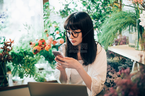 女孩便携电脑文稿空间花店的一名妇女图片