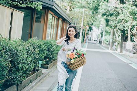 年轻美女捧着鲜花图片