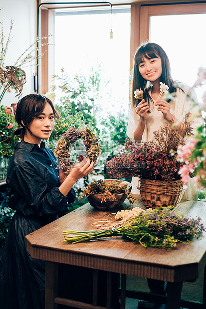 亚洲人手工制作文稿空间花店的女教室图片