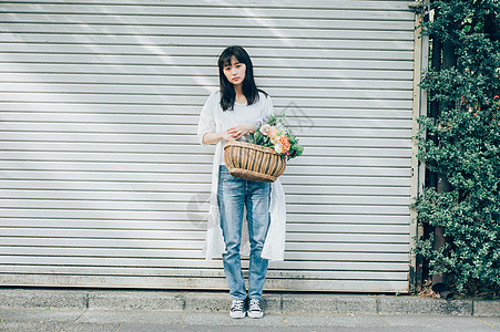 年轻美女捧着鲜花图片