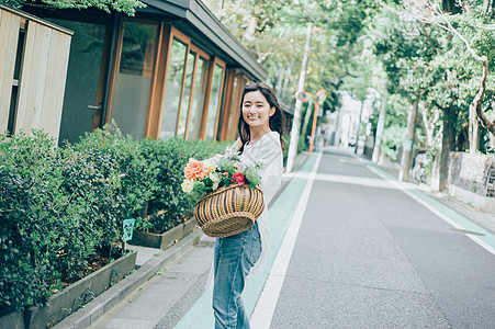 翠绿站立单人花生活女肖像图片