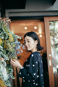 30多岁花朵女生花店的一名妇女图片