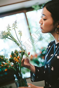 看见干花花店的一名妇女图片