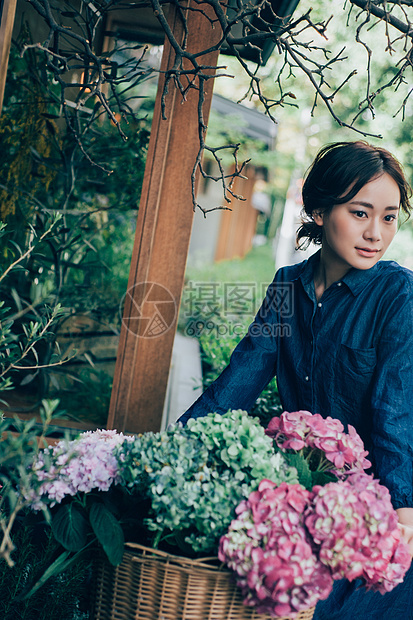 花店的一名购物年轻妇女图片