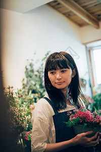 在花店里面的美女形象图片