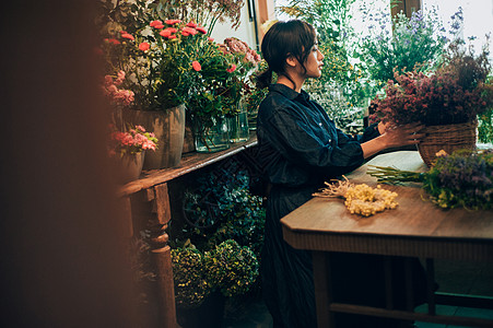 在花店里面的美女形象图片