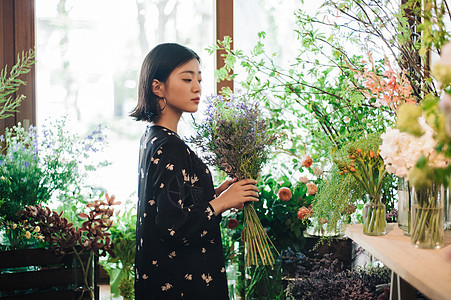 在花店里面的美女形象图片