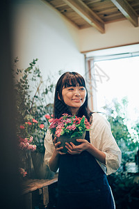 在花店里面的美女形象图片