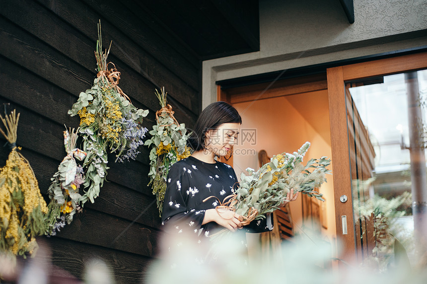 在花店里面的美女形象图片