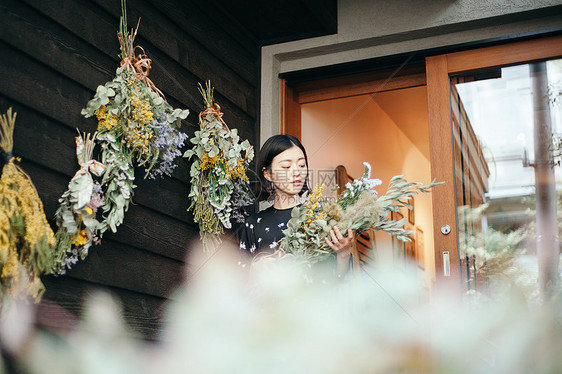 手持鲜花的美女图片