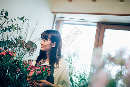 鲜花店的美女店员形象图片