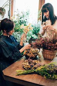 在鲜花店内插花图片