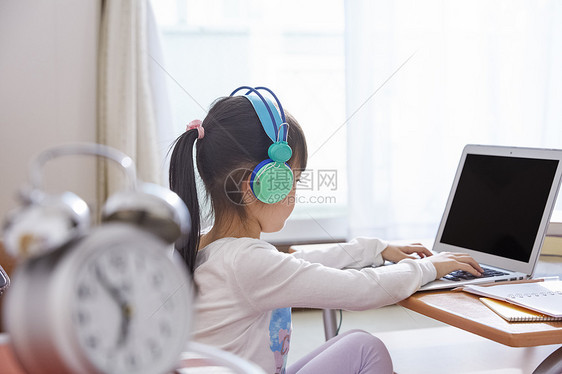 小女孩儿童上网课学习图片