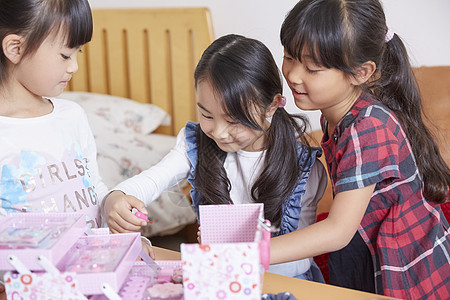 小女孩儿童玩化妆过家家游戏图片