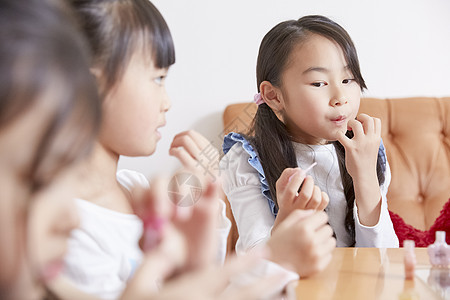 小女孩儿童玩化妆过家家游戏图片