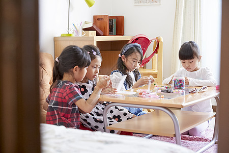 室内小孩女孩和朋友一起玩图片