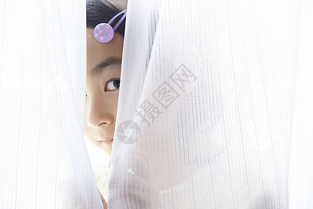 躲在窗帘后的小女孩图片