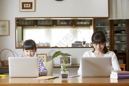 母女一起使用笔记本电脑图片