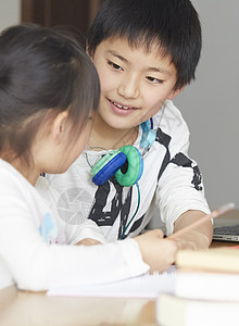 认真学习的男孩图片