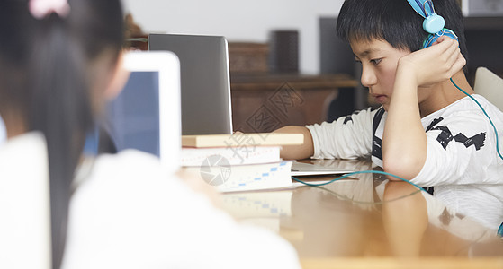 认真学习的小男孩图片