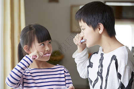 儿童面对面刷牙图片