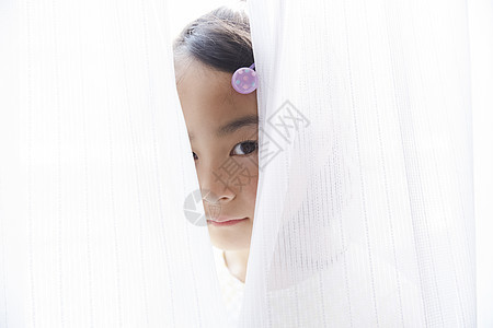 躲在窗帘后的小女孩图片