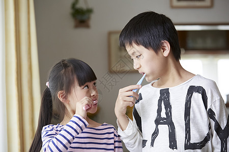 起床刷牙的小男孩和小女孩图片素材