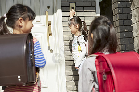 邀请同学一起上学的小女孩们图片