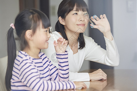 母亲在教女儿用化妆品图片