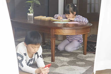 在家中学习玩耍的男孩女孩图片