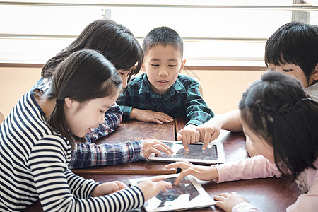 在课堂上学习平板电脑知识的小朋友图片