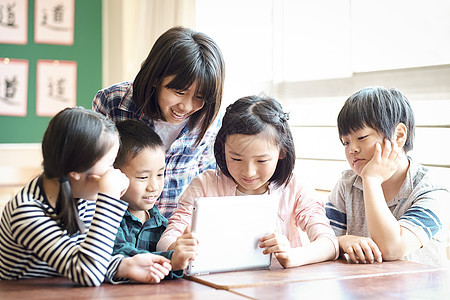 小学生使用平板电脑学习图片