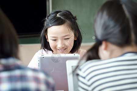 小学生使用平板电脑学习的课堂场面图片