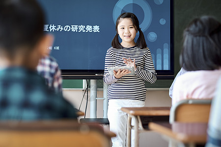 平板电脑小朋友教室提供免费学习的小学生图片