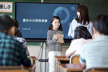 室内多人男人和女人提供免费学习的小学生图片