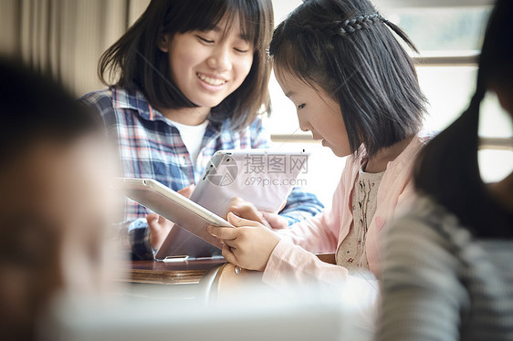 小学生在老师的指导下学习平板电脑使用知识图片