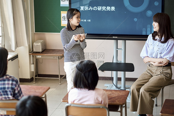 小学生在老师的指导下学习平板电脑使用知识图片