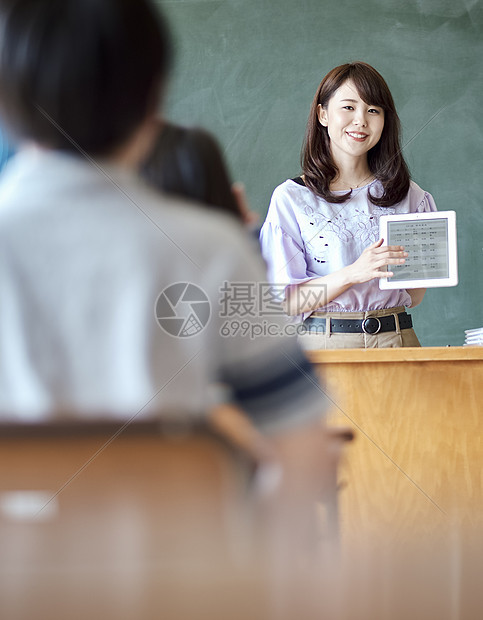 小学生在老师的指导下学习平板电脑使用知识图片