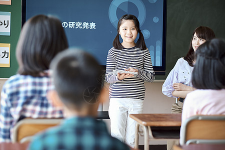 小学生在老师的指导下学习平板电脑使用知识图片