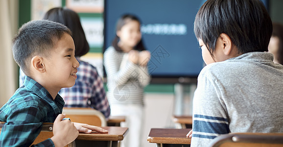 朋友亚洲人独奏会提供免费学习的小学生图片