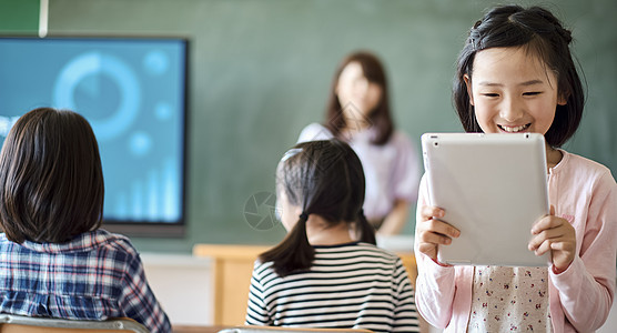 小学生使用平板电脑学习图片