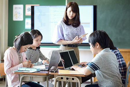 使用平板电脑上课的小学生图片