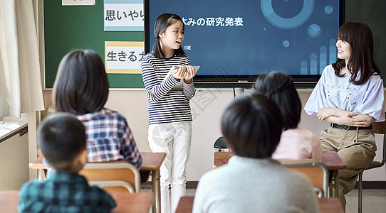 使用平板电脑上课的小学生图片