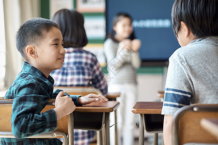 在上课的小学生图片