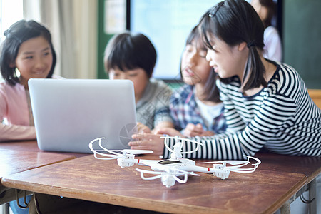 小学生在老师的指导下用电脑查询资料图片