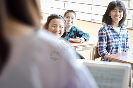 小学生在老师的指导下用电脑查询资料图片