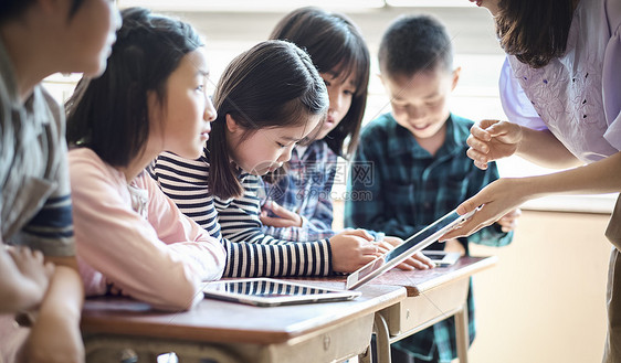 小学生在老师的指导下用电脑查询资料图片