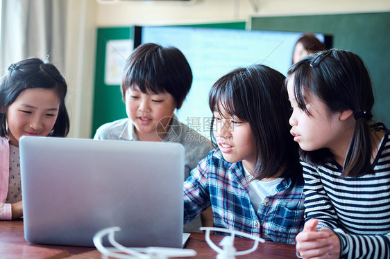 小学生在老师的指导下用电脑查询资料图片