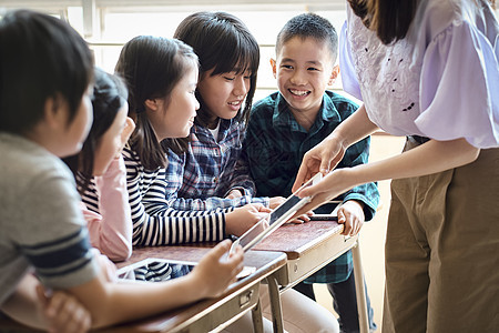 小学生在老师的指导下用电脑查询资料图片